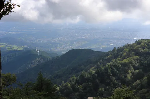 雲の切れ間に広がる山と街