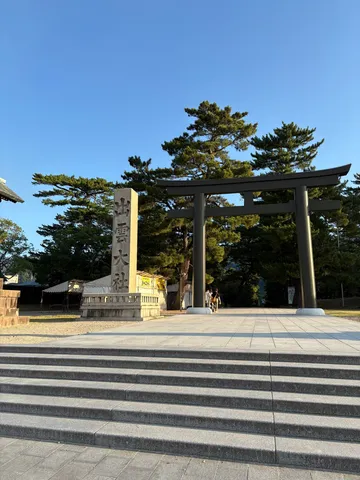 鳥居と石碑、夏の終わりの静けさ