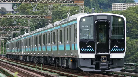 青帯の通勤列車の一瞬