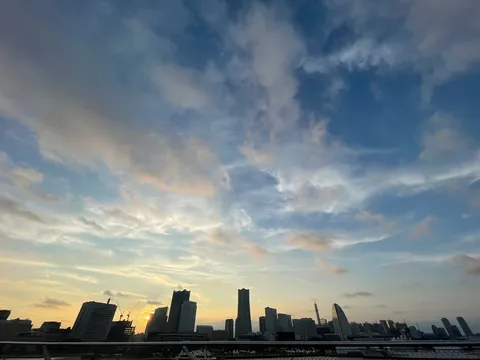 夕暮れの都市シルエット