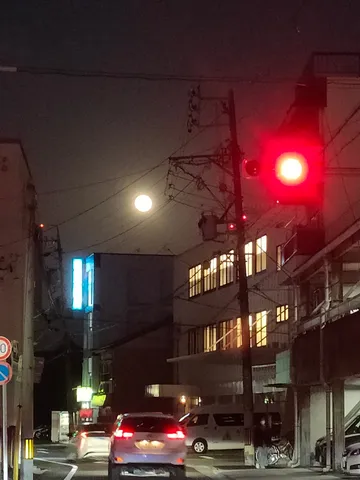 月明かりと信号のある交差点