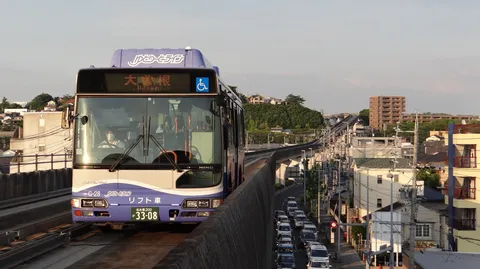 高架線路を走るリフトバス