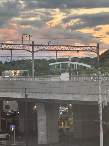 夕暮れの交差点を彩る空
