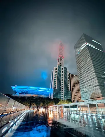雨上がりの都会の夜景