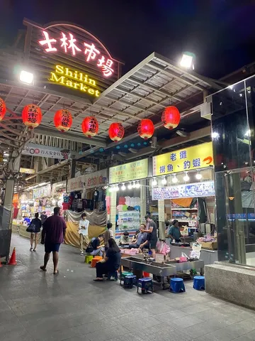 活気あふれる夜の市場
