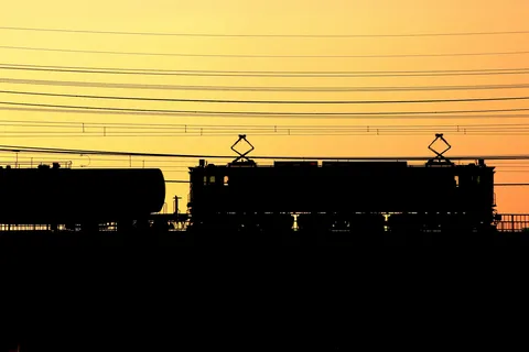黄金色の空を走る列車
