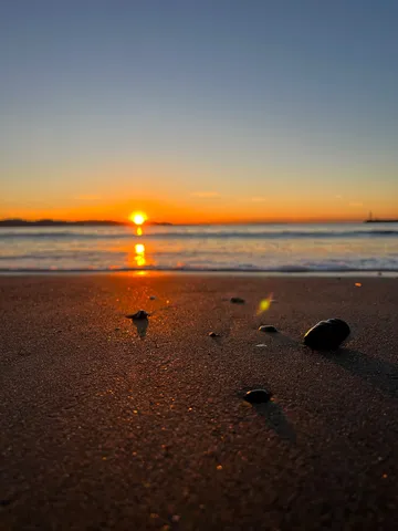 砂浜に映る夕陽の反射