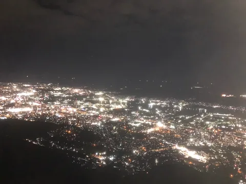 夜景に刻まれた灯りの海