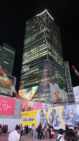 都会の夜景と建設現場のコントラスト