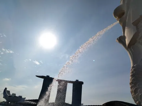 マーライオンからの水しぶきと青空
