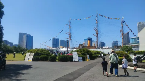 未来都市と帆船、時空を超える風景