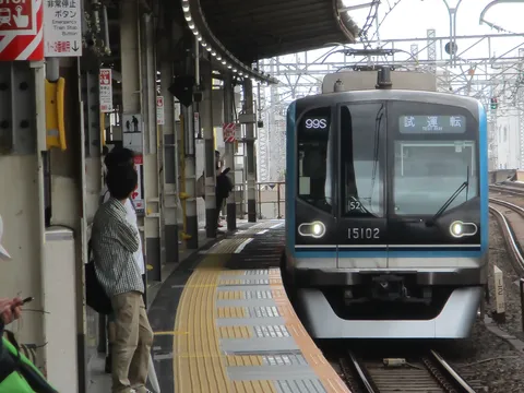 テストランの電車、出発の瞬間