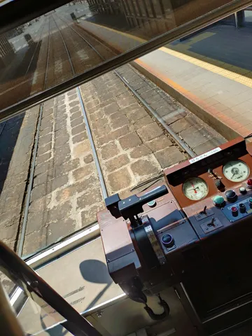 運転席から見た石畳の線路
