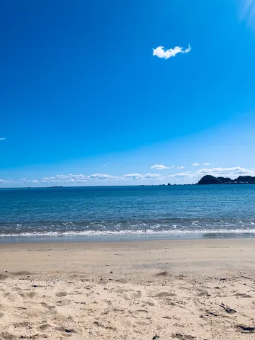 青い空と海、白い雲のコントラスト