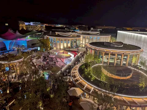 光が彩る夜の円形劇場