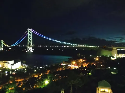 夜空に映える光の橋