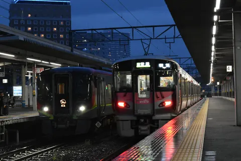 宵闇に浮かぶ、二つの顔