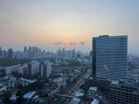 夕暮れの都心に息づく光