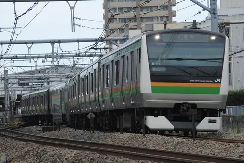 試運転の青い空と緑の線路