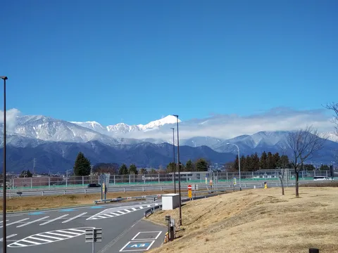 青い空と雪の静かな広がり