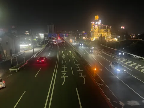 夜のハイウェイ、流れる光