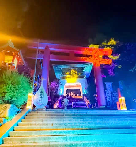 夜空に光る鳥居と神社の幻想的な灯り