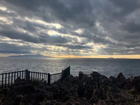 雲間から差し込む光、悠然たる海