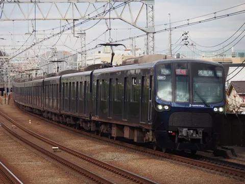 疾走する紺碧の鉄道