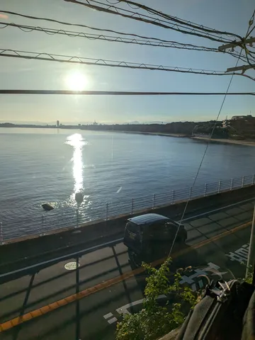 夕陽と水面の静かな時