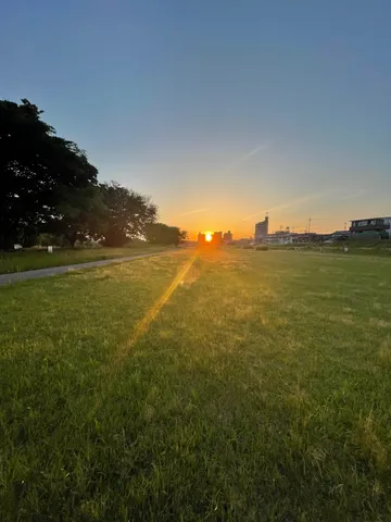 街並みを照らす夕陽のグラデーション