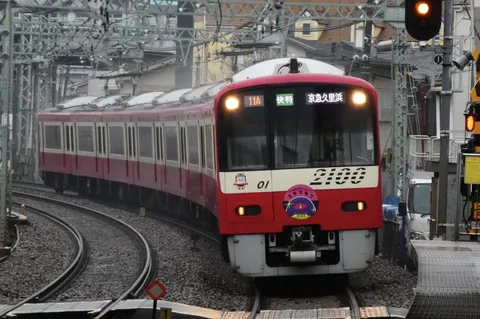 カーブを抜ける赤い特急列車