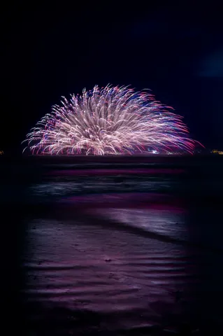 夜空を泳ぐ花火の残像