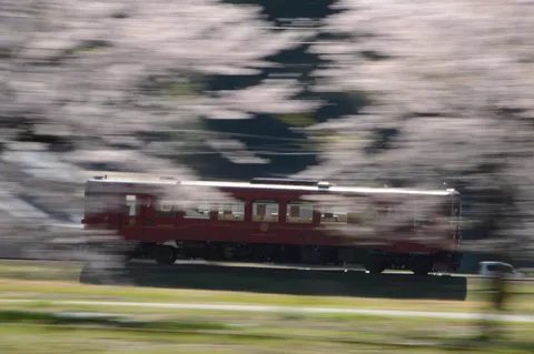 残像を纏う赤い車両