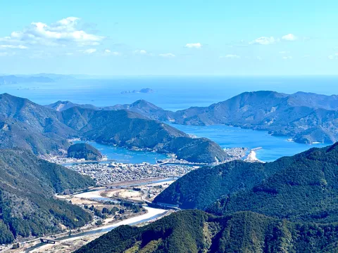 山と海と街のコントラスト