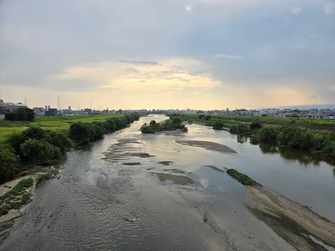 水面に映る空と街並み