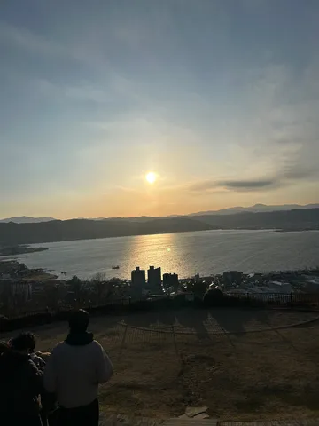 湖面を照らす夕暮れ時