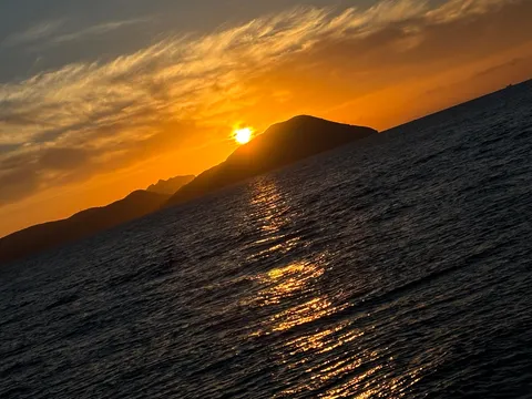 水面に映る夕日の道