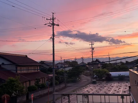 茜色の空と、電線が織りなす風景