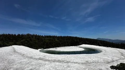 雪解け水が描く自然の曲線