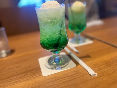 緑の泡がシュワシュワ！クリームソーダで乾杯