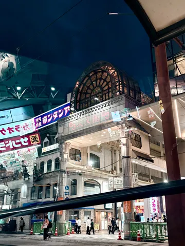 夜に映える商店街の光景