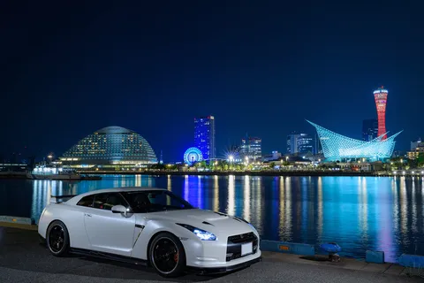 夜景をまとう白い疾走