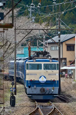 鉄路をゆく、青い列車