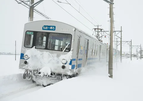 雪煙を上げて走る冬列車