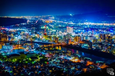 煌めく都市のパノラマ