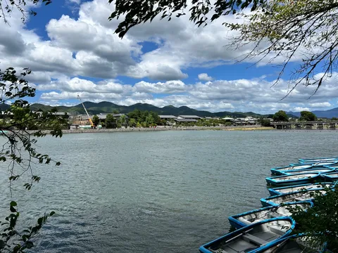 空と湖、そしてボートたち