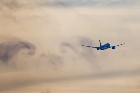 風と雲を抜ける翼の瞬間
