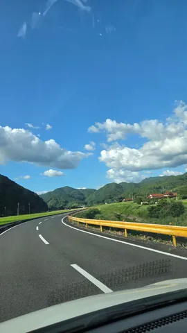 緑深き道、空は青く
