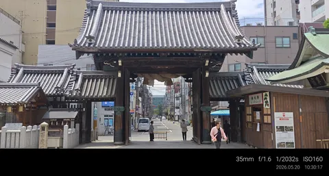 古刹の参道、時を刻む佇まい