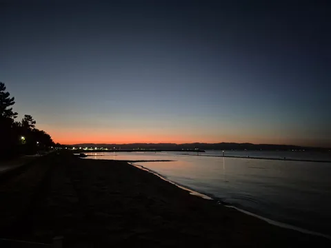 夜明け前の静寂、空と海が出会う瞬間
